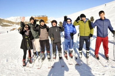 Hakkari'de Öğretmenlerin Kayak Keyfi