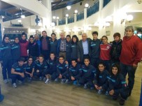 BAYAN FUTBOL TAKIMI - Hakkari Kadın Gücü Futbol Takımı İzmir'den Memnun Ayrıldı