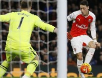 KENDİ KALESİNE - Mesut Özil, Arsenal'ı liderliğe taşıdı