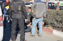 Sürücünün Araçta Sıkıştığı Trafik Kazasında 3 Kişi Yaralandı