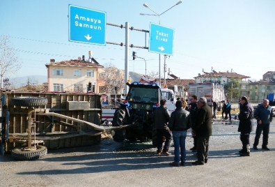 Turhal'da traktör ile tır çarpıştı 3 yaralı