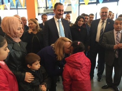 Yetim Çocuklara Mont Ve Bere Dağıtıldı