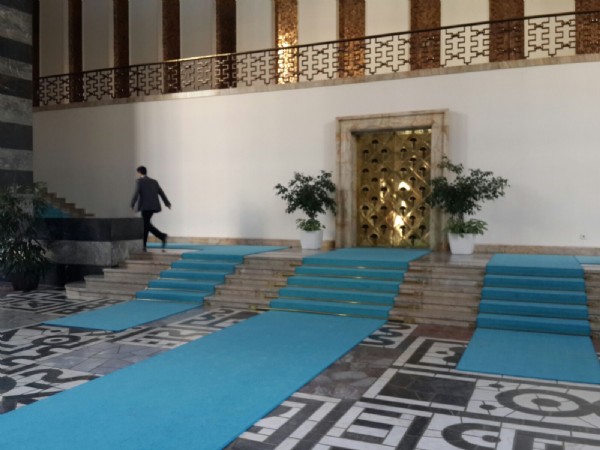 Meclis'e turkuaz halı