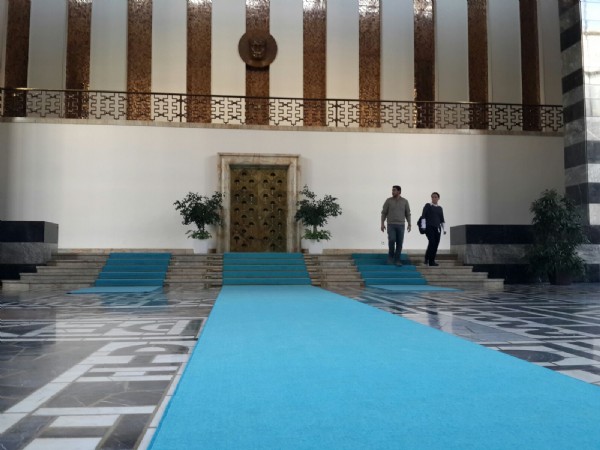 Meclis'e turkuaz halı