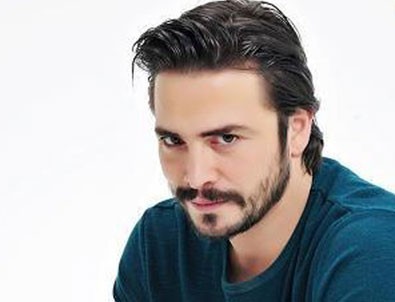 Ahmet Kural hareket eden arabanın üstünden atladı