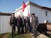 NURETTIN KAKILLIOĞLU - Çan Kaymakamı Kakillioğlu Şehit Ailelerine Bayrak Hediye Etti