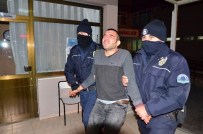 BOMBA ELİNDE PATLADI - El Yapımı Patlayıcı Saldırganın Elinde Patladı