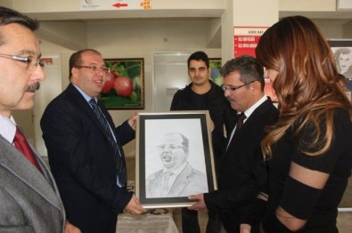 Honaz'da Düzenlenen Sergide Karakalem Resimler Sergilendi