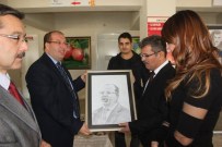 TURGUT GÜLEN - Honaz'da Düzenlenen Sergide Karakalem Resimler Sergilendi