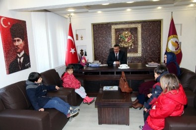 Minik Öğrencilerden Başkan Tutal'a Teşekkür Ziyareti