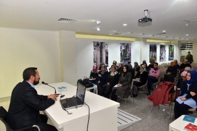Akademi Nisa'da Tasavvuf Ve İslam Tarihi Konuşuldu