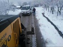 SOĞUK HAVA DALGASI - Akyazı Belediyesi Ekipleri Kapanan Yolları Açtı
