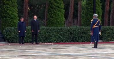 Davutoğlu'nu Aliyev Karşıladı