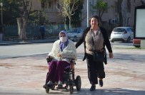 SOLUNUM CİHAZI - Engelliler Kendilerini Soğukta Bekleten Protokole Tepki Gösterdi