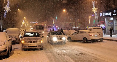 Erzurum Ve Bayburt'ta Yoğun Kar Yağışı
