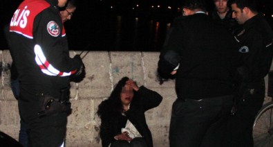 Libyalı kadını sokak ortasında...