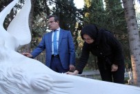 MİNİBÜS ŞOFÖRÜ - Özgecan'ın Ailesi Kızlarının Mezarını Ziyaret Etti