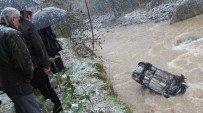 Rize'de Otomobil Hemşin Deresi'ne Uçtu Açıklaması 1 Kayıp, 4 Yaralı