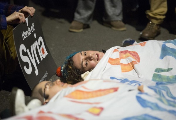 İngiltere'de Suriye tezkeresi protesto edildi