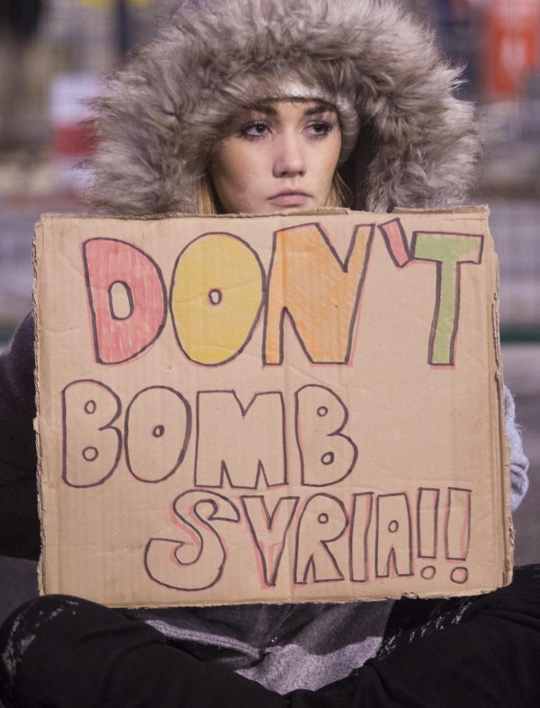 İngiltere'de Suriye tezkeresi protesto edildi