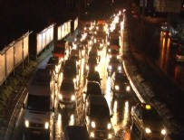TRAFİK SORUNU - İstanbul'da etkili olan kar yoğun trafiğe yol açtı