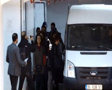 İzmir'deki İzinsiz Gösteride Gözaltı