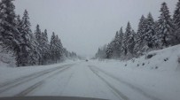 KAR TOPU - Karabük'te Kar Yağışı Sürücülere Zor Anlar Yaşattı