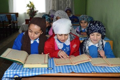 Köy Çocukları Kur'an Öğreniyor
