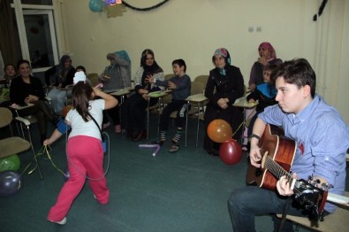 Hastanede Yatan Lösemi Hastası Çocuklara Yılbaşı Sürprizi