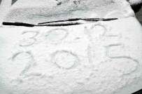 TAKSIM MEYDANı - Taksim Beyaza Büründü, Vatandaşlar Keyfini Çıkardı