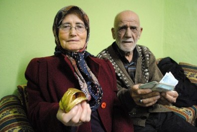 Yaşlı Çifti 'Polis Ve Savcıyız' Diye Dolandırdılar