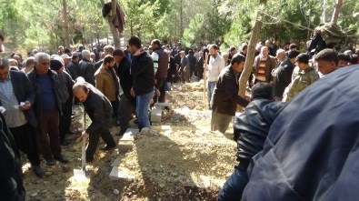 Göçük Altında Kalan İki Kardeş Yan Yana Toprağa Verildi