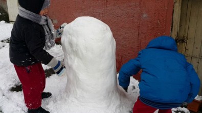 İstanbul'da Çocukların Kar Eğlencesi