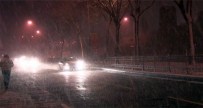 İstanbul'da Kar Yağışı Gece Saatlerinde De Devam Etti