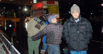 Kar Altında Dilenen Suriyeli Çocuklar Yürek Burktu