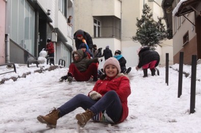 Kar Yağışı Kocaeli'de Çocukları Sokaklara Döktü