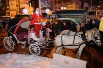 NOEL BABA - Noel Baba Ve Noel Anne Faytonla Hediye Dağıttı