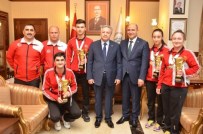 SÜLEYMAN KAHRAMAN - Şampiyonlardan Vali Kahraman'a Ziyaret