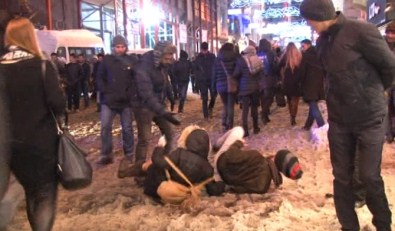 Taksim'de Vatandaşların Karla İmtihanı