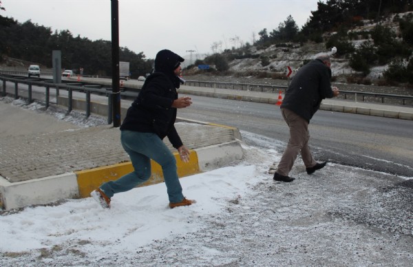 İzmir'e kar sürprizi