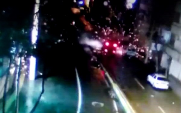 Polise bombalı saldırı kamerada