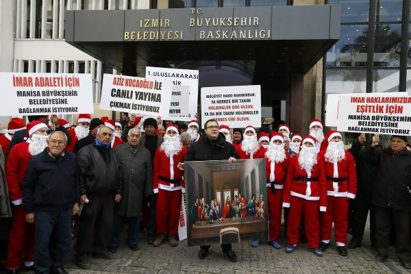 İzmir'de 'Noel Babalı' protesto