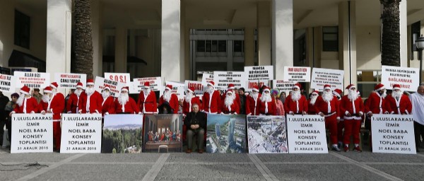 İzmir'de 'Noel Babalı' protesto