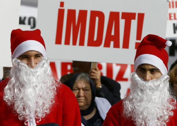 İzmir'de 'Noel Babalı' protesto