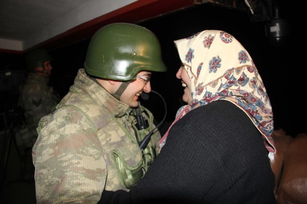 Suriye sınırındaki Mehmetçik'e 'Çifte' yılbaşı sürprizi