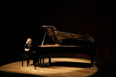 İdil Biret'ten Muhteşem Resital