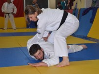SAVUNMA SPORU - Kadınlar Şiddete Karşı Judo Öğreniyor