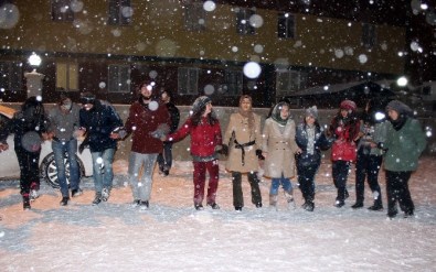 Üniversiteli Öğrenciler Kar Üstünde Halay Çekti