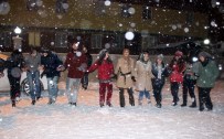 KAR TOPU - Üniversiteli Öğrenciler Kar Üstünde Halay Çekti