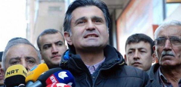 HDP'li vekil Ziya Pir hendekleri savundu